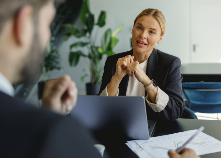 Profesional tomando notas en una sesión de coaching ejecutivo