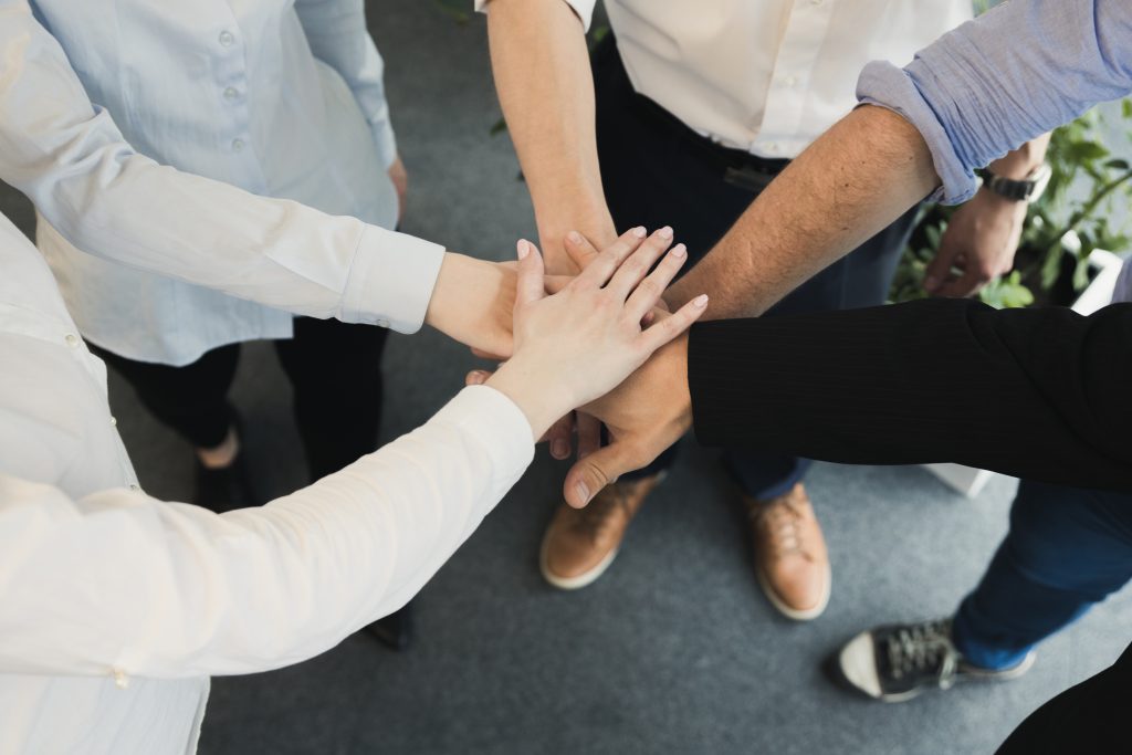 coach ejecutivo facilitando la integración cultural de un equipo tras una fusión